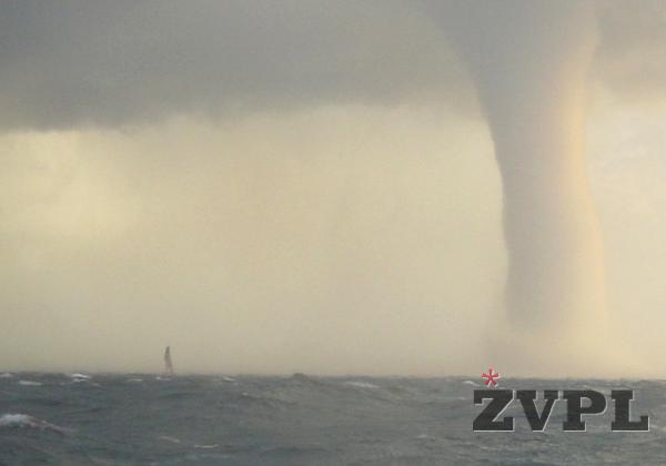 Jadrnica Assa Abloy med Volvo Ocean Raceom in tornado