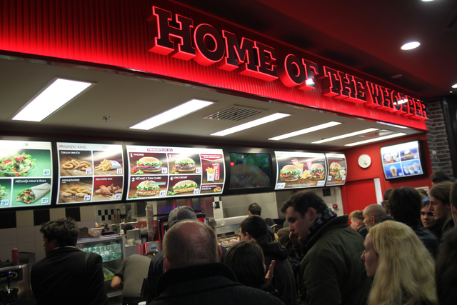 Gneča  pred blagajnami na otvoritvi Burger Kinga