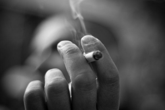Kadilec s cigareto v roki / vir: flic.kr/p/2d6E1C