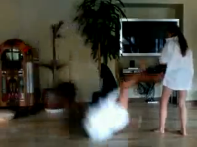 Padec pri plesanju koreografije Risky Business / vir: YouTube