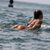 Seksi deskarke na vodi (surferke) v bikiniju