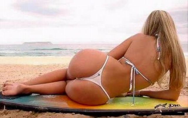 Seksi deskarka (surferka) v bikiniju