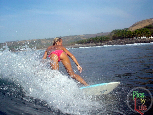 Seksi deskarka (surferka) v bikiniju