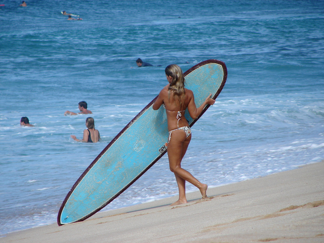 Seksi deskarka (surferka) v bikiniju