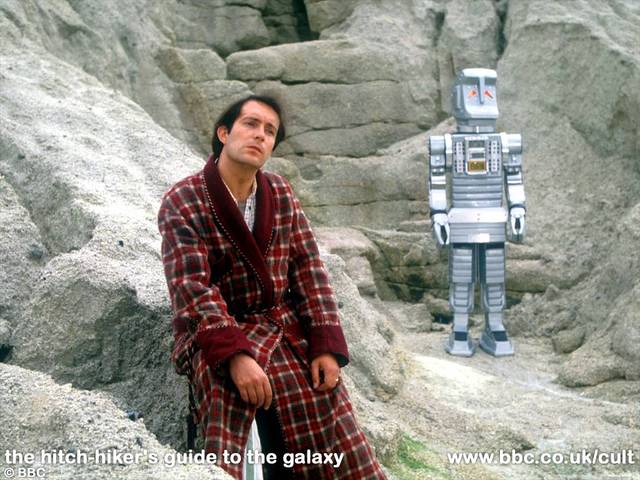 Arthur Dent in Marvin iz TV serije Štoparski vodnik po Galaksiji / vir: BBC