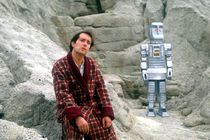 Arthur Dent in Marvin iz TV serije Štoparski vodnik po Galaksiji / vir: BBC - thumbnail