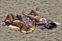 Dekleta na plaži v bikinkah / vir: YouTube - thumbnail