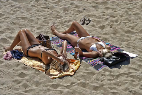 Dekleta na plaži v bikinkah / vir: YouTube