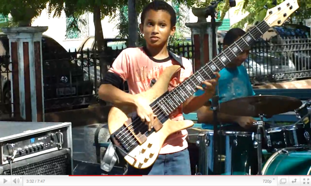 Pipoquinha - 13 letni mulc, ki obvlada bas / vir: YouTube
