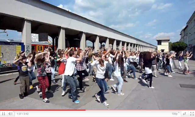 Flash mob na železniški postaji / vir: YouTube