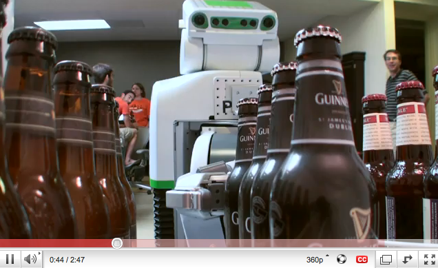 Robot za prinašanje piva iz hladilnika / vir: YouTube