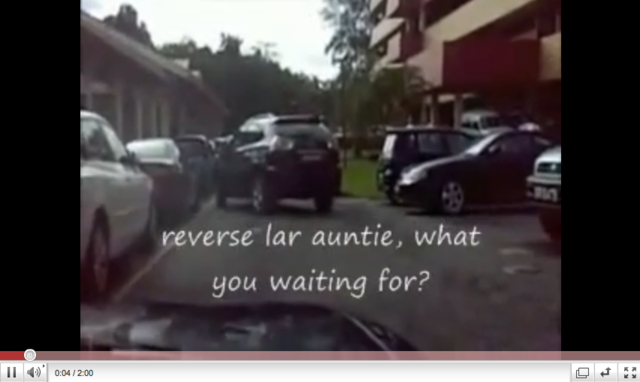 Taksist se jezi na teto, ki parkira počasi