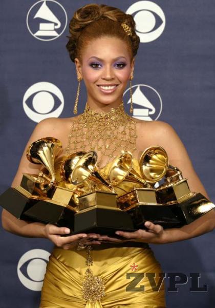 Beyonceini Grammyi in obleka ki pase zraven