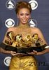 Beyonceini Grammyi in obleka ki pase zraven - thumbnail