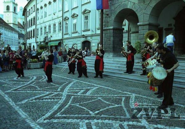 Indijski tolkalec & The Bollywood Brass Band