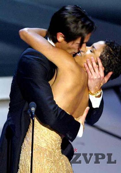 Adrien Brody poljublja Halle Berry