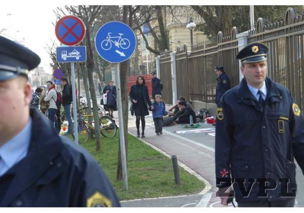 Mati in otrok se vracata iz ograjenega vrtca