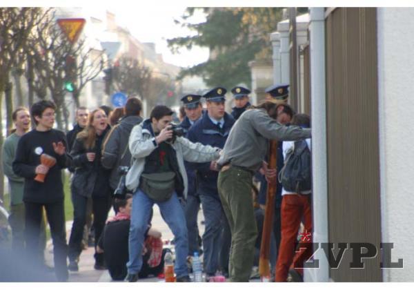 Drama pred vrati ambasade