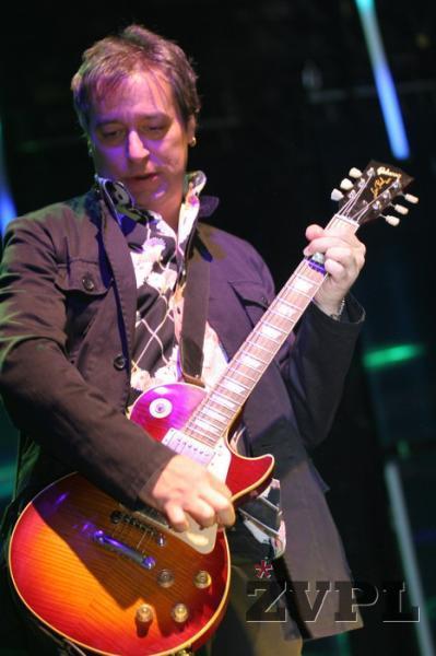 Peter Buck udriha po kitari