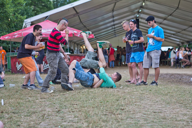 Obiskovalci v nedeljo na festivalu Rock Otočec 2011