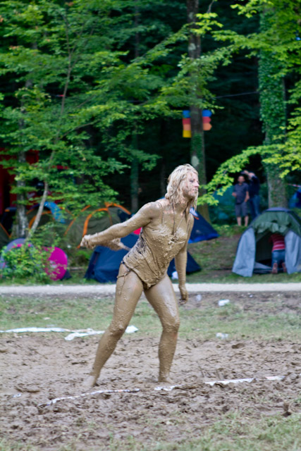 Obiskovalci v nedeljo na festivalu Rock Otočec 2011