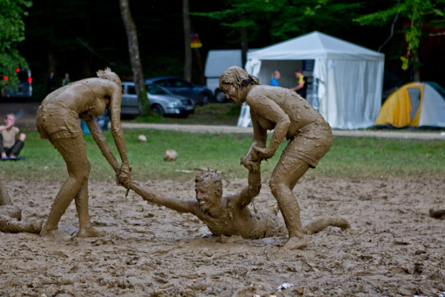 Obiskovalci v nedeljo na festivalu Rock Otočec 2011