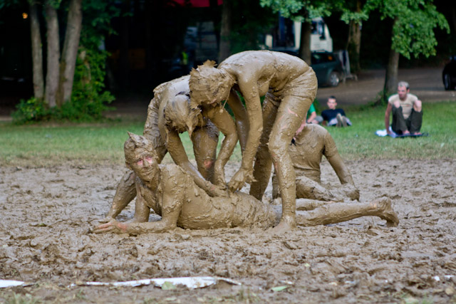 Obiskovalci v nedeljo na festivalu Rock Otočec 2011