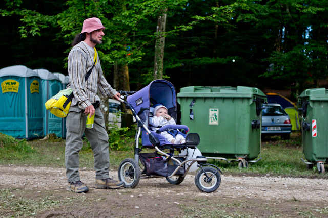 Obiskovalci v nedeljo na festivalu Rock Otočec 2011