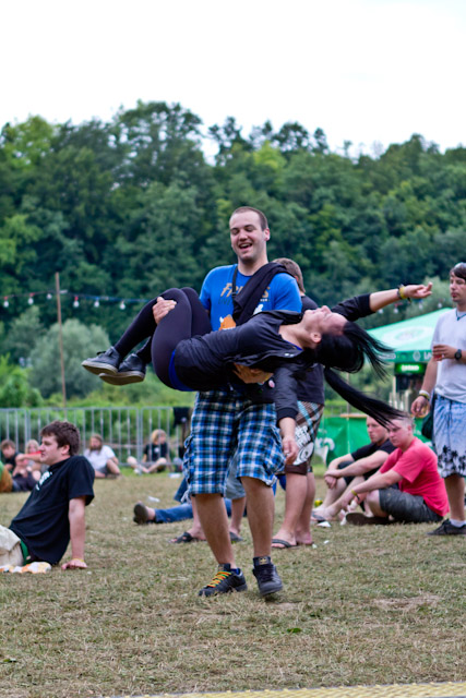 Obiskovalci v nedeljo na festivalu Rock Otočec 2011