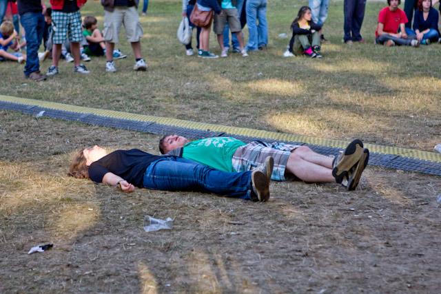 Obiskovalci v nedeljo na festivalu Rock Otočec 2011