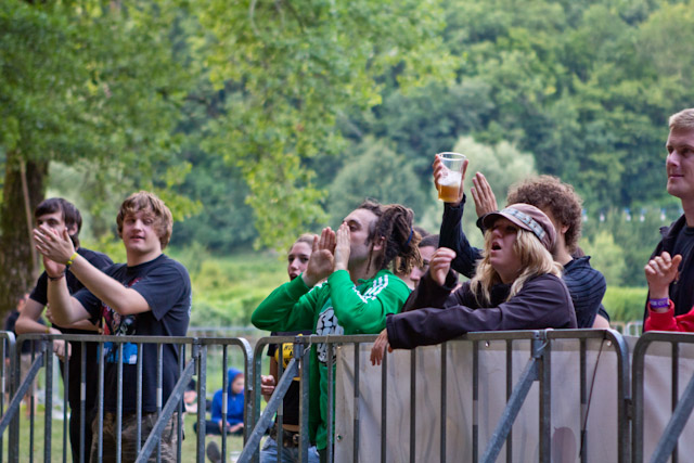 Obiskovalci v nedeljo na festivalu Rock Otočec 2011