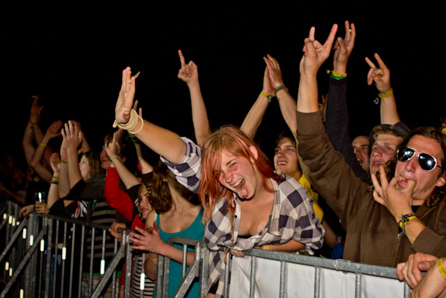 Obiskovalci v nedeljo na festivalu Rock Otočec 2011