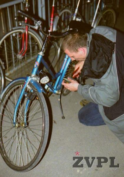 Davorin popravlja bicikl