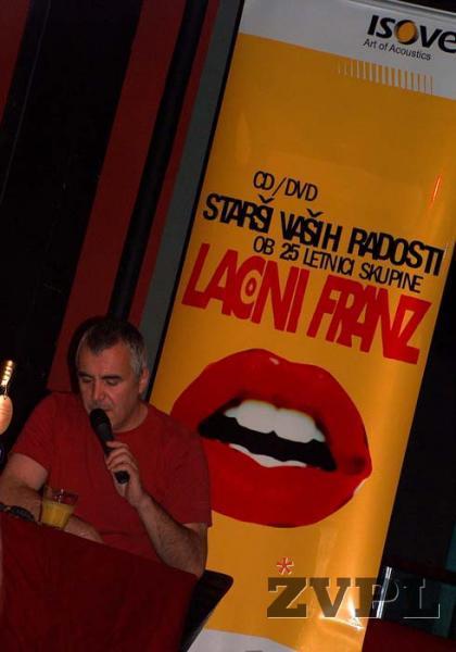 Zoran Predin pred plakatom