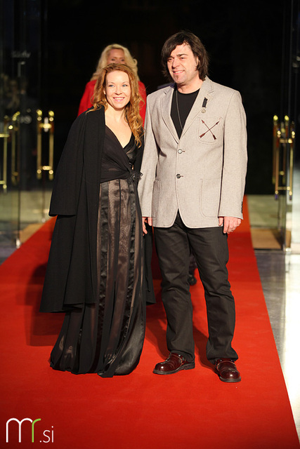 Regina in njen spremljevalec - rdeča preproga Viktorji 2010