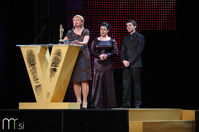 Rosvita Pesek (Odmevi) podeljevalca viktojra za informativno tv-oddajo ter podeljevalca Ana Marija Mitič in Tilen Artač - Viktorji 2010