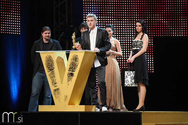 Denis Avdić, dobitnik viktorja za radijskega voditelja ter Sandra Adam in Matija Pintarič, podeljevalca - Viktorji 2010