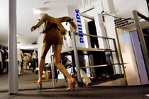 V zakulisju zadnjega dne Philips Fashion Weeka manekenka teče proti pisti - thumbnail