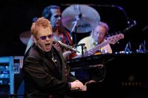 Elton John v petek 11. 11. 11 v Areni Stožice - thumbnail