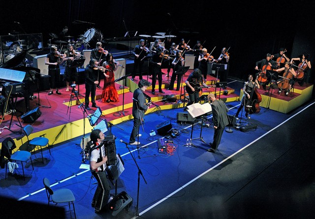 Terrafolk s Simboličnim orkestrom 22. oktobra 2011 v Gallusovi dvorani Cankarjevega doma