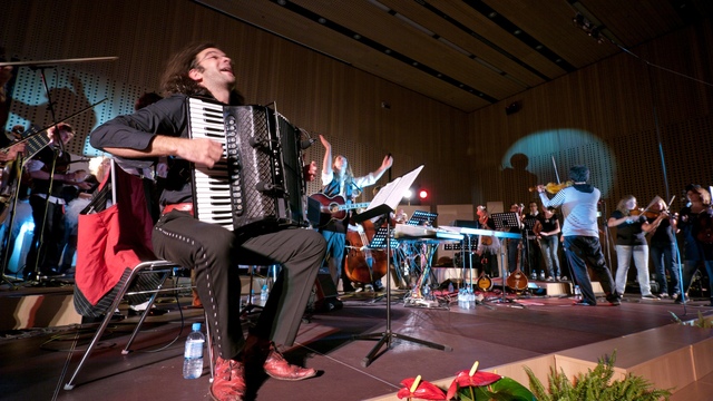 Terrafolk s Simboličnim orkestrom 22. oktobra 2011 v Gallusovi dvorani Cankarjevega doma