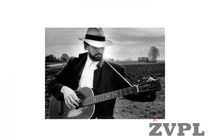 Vlado s crno kitaro (foto Egon Kase) - thumbnail
