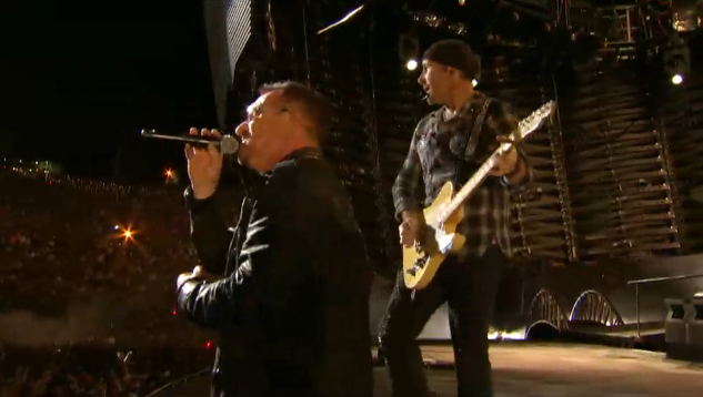 U2 in Edge na koncertu na stadionu Rose Bowl / vir: youtube.com