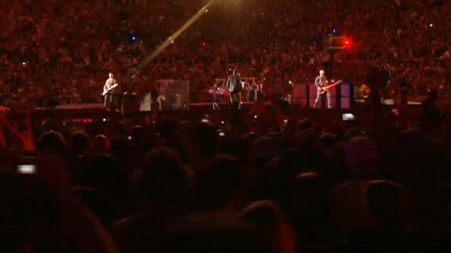 U2 na stadionu Rose Bowl / vir: youtube.com