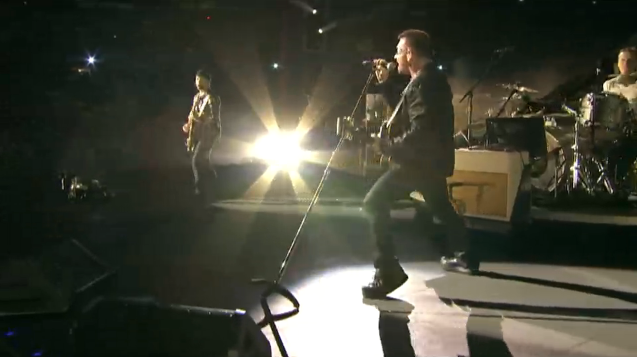U2 na koncertu na stadionu Rose Bowl / vir: youtube.com
