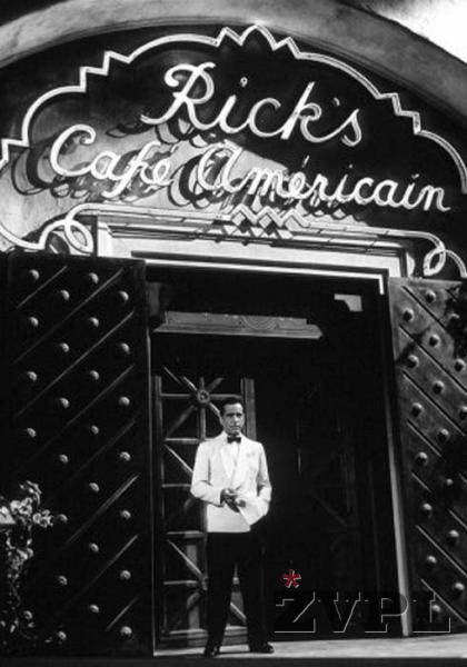 Casablanca - Humprey Bogart pred Cafe American