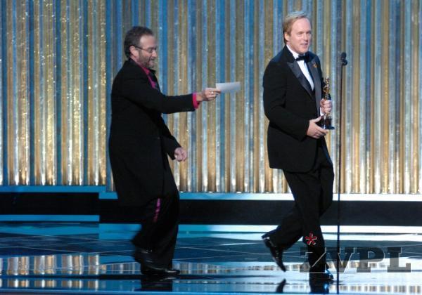 Robin Williams predaja oskarja Bradu Birdu za najboljsi animirani film (foto (C) AMPAS)