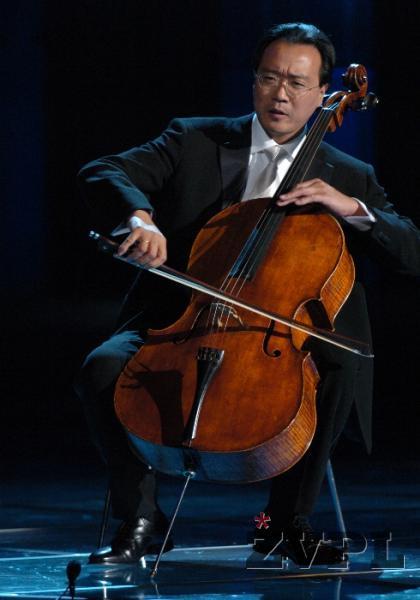 celist Yo-Yo Ma je pocastil spomin na umrle filmske ustvarjalce minulega leta (foto (C) AMPAS)