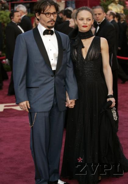 Johnny Depp ni osvojil zlatega kipca a ga je tolazila zena Vanessa Paradis (foto (C) AMPAS)
