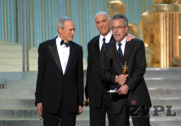 reziser Clint Eastwood in producenta Albert S. Rudy ter Tom Rosenberg (foto (C) AMPAS)